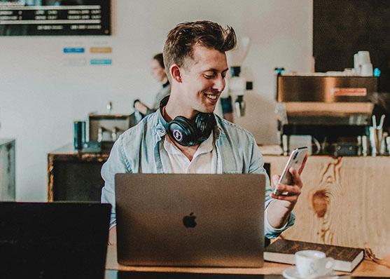 Telefonierender Musiker