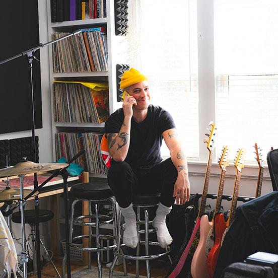 Telefonierender Musiker