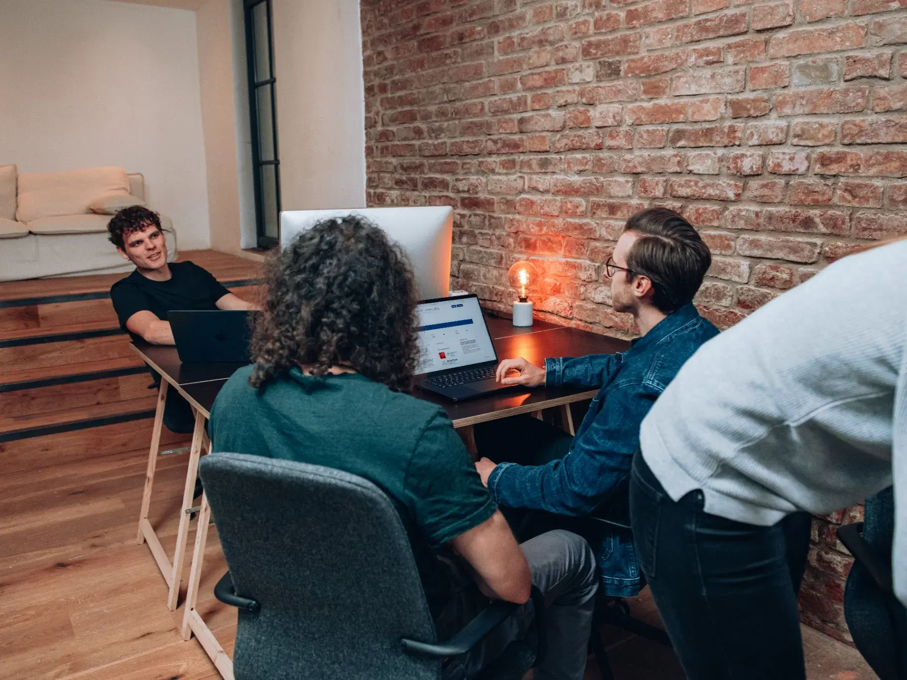 Hirebuddy Team arbeitet gemeinsam