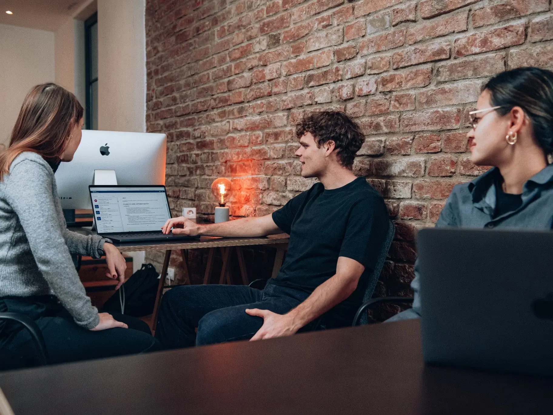 Hirebuddy Team im Büro